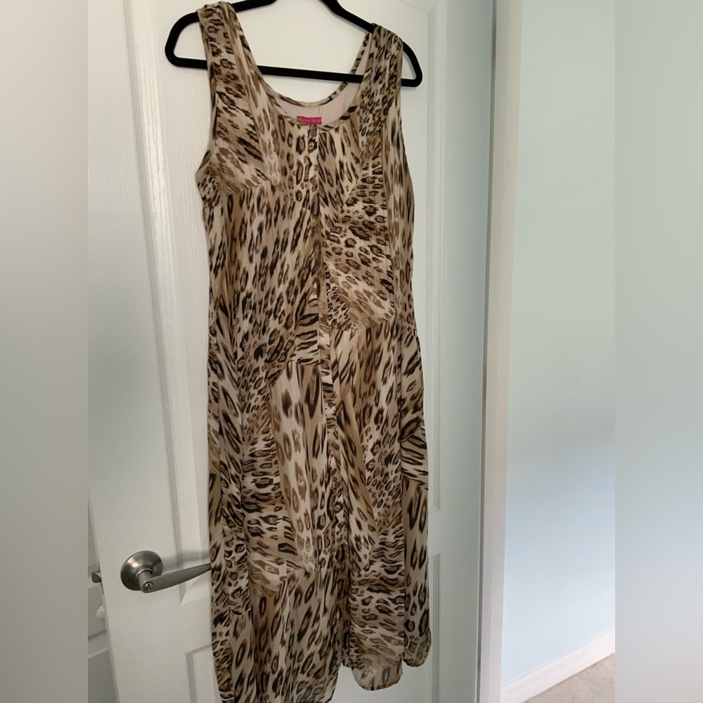 Gently used once Sunny Leigh Leopard Print fully lined Sleeveless midi Dress